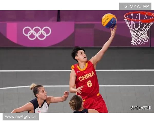 杨舒予穿充满设计感的运动鞋，感觉是什么大牌私下的秘密花园？